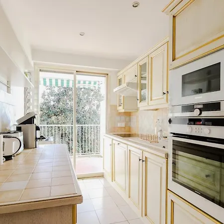 A Avec Terrasse Ensoleillee Apartment