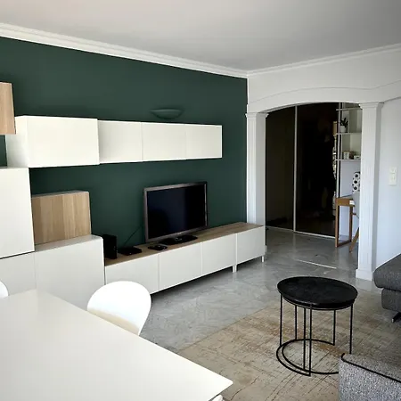 A Avec Terrasse Ensoleillee Apartment