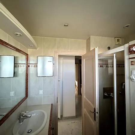 A Avec Terrasse Ensoleillee アパート アンティーブ