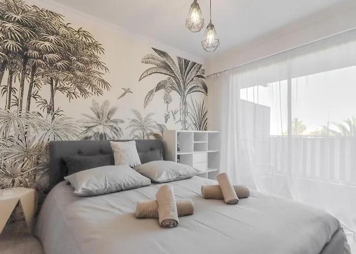 A Avec Terrasse Ensoleillee * 昂蒂布